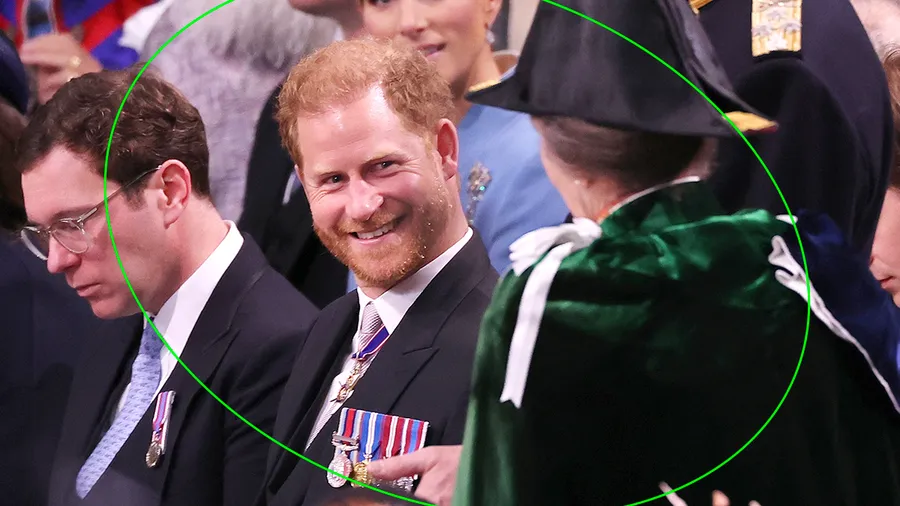 Lector de labios descubre qué dijo el príncipe Harry durante la coronación