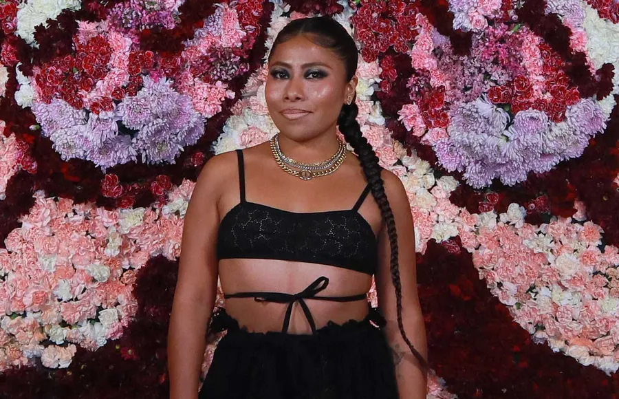 Yalitza Aparicio acapara miradas en el desfile de Dior en CDMX.