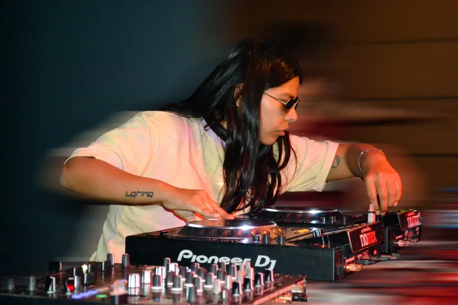 Dj Tayhana mezclando