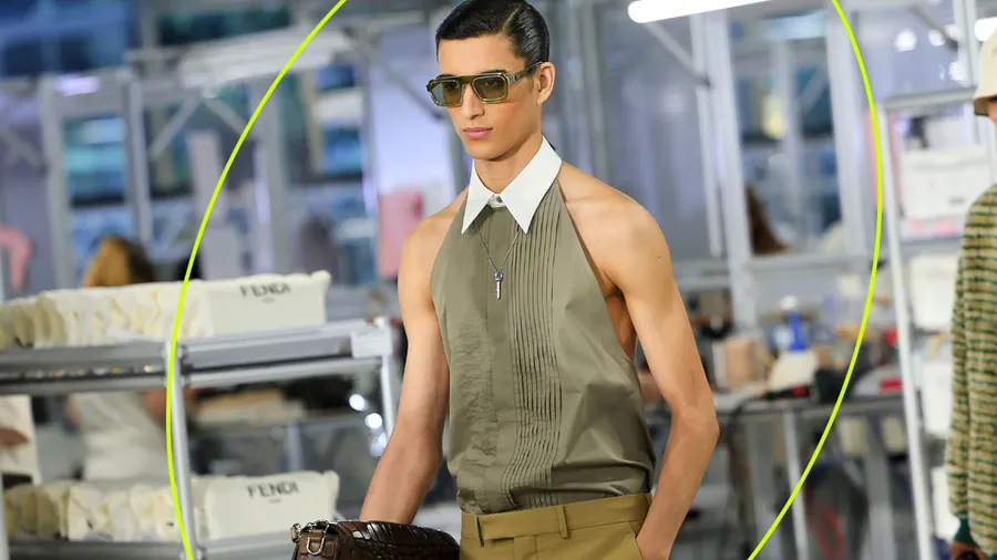 Fendi apuesta por los cuellos halter con su nueva colección Menswear SS'24