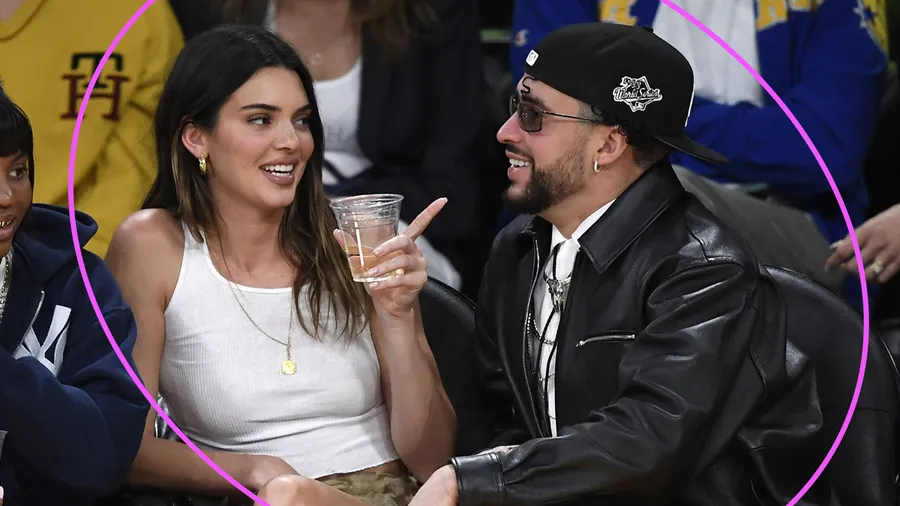 Bad Bunny usa un collar dorado con una "K" en honor a Kendall Jenner.