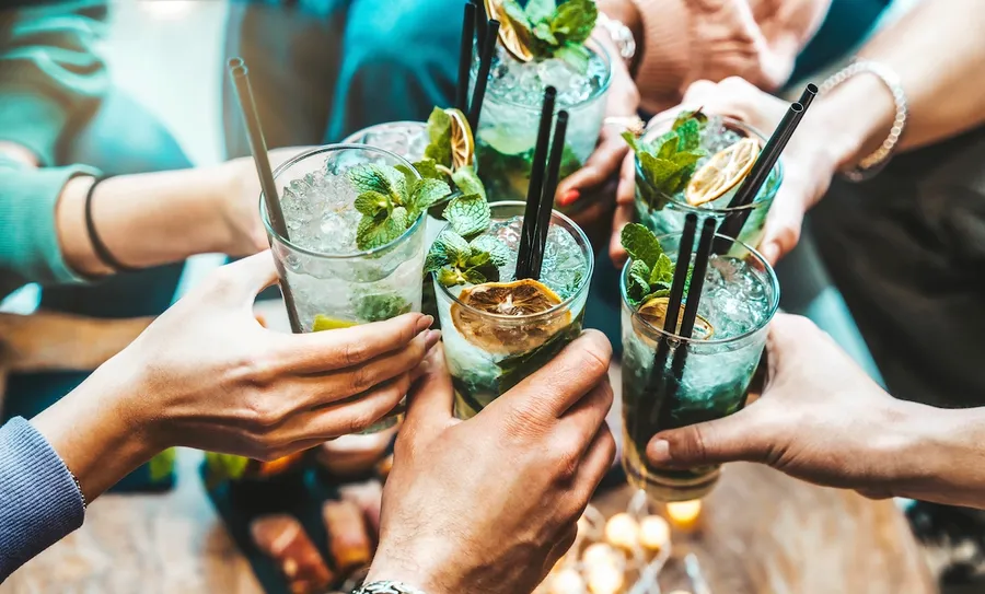 imagen de un brindis con mojito cubano original preparado con Bacardí blanco