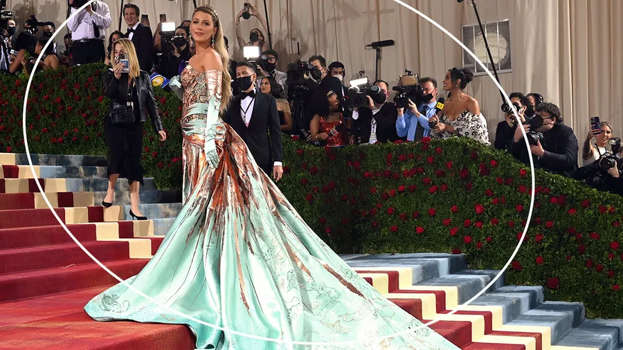 Blake Lively acomoda su vestido de la Met Gala 2022 en un museo en Londres.