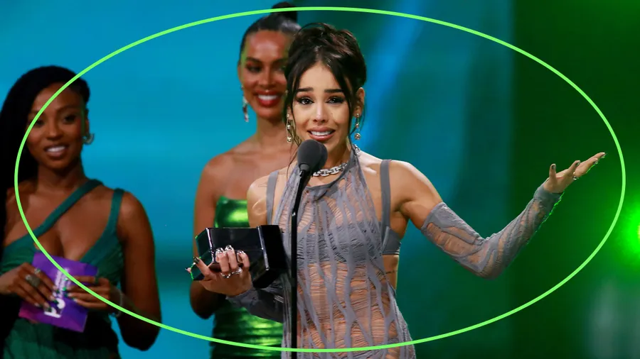 Danna Paola usa dos vestidos de red en los Premios Juventud.
