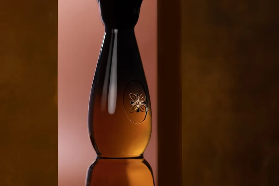 Botella de la edición Clase Azul Tequila Gold que está inspirada en los atardeceres de nuestro país.