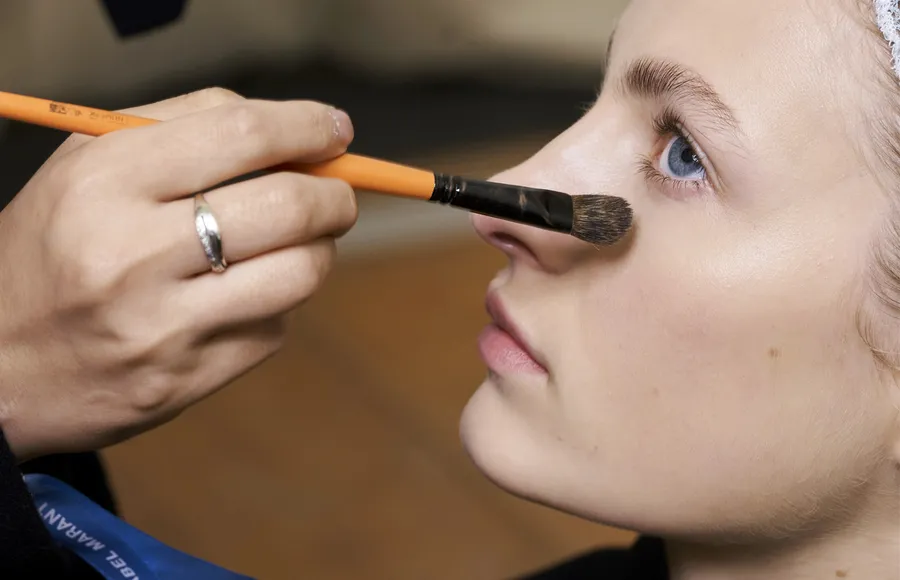 isabel marantS22-corrector-errores-maquillaje-base-aplicar-brocha-sellar.jpg