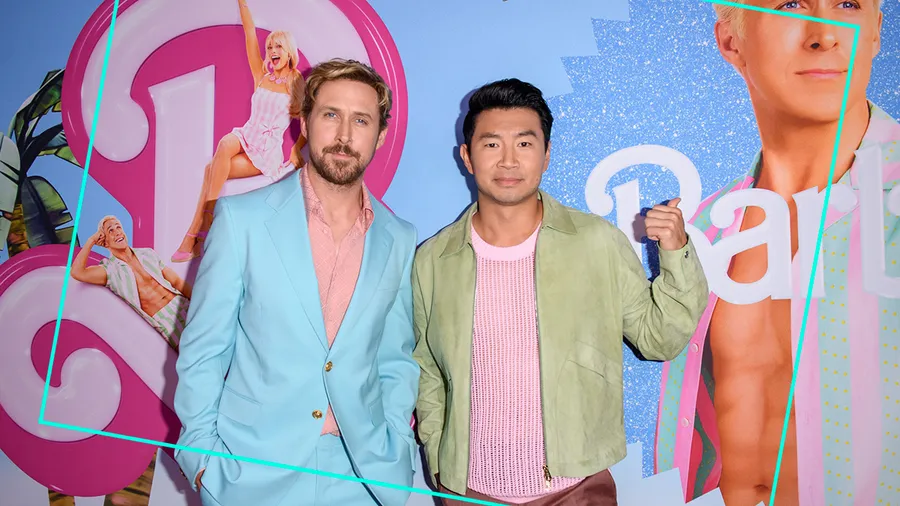 Ryan Gosling quita la mano de Simu Liu mientras posan en la premiere de Barbie y el momento se hace viral.
