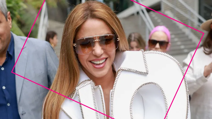 Shakira lleva un contundente mensaje al desfile de Alta Costura de Viktor & Rolf.