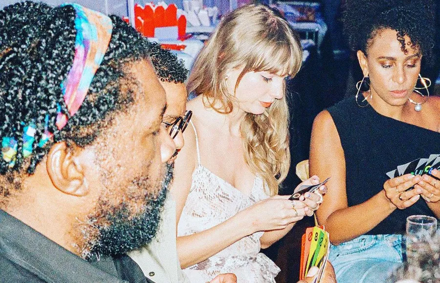 Taylor Swift jugando Uno