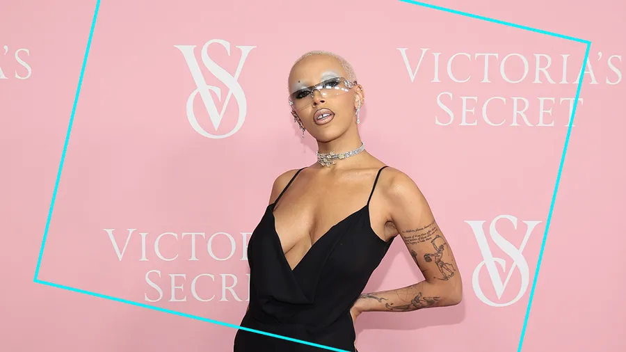Doja Cat se queja de su incómodo vestido para la pink carpet de Victoria's Secret