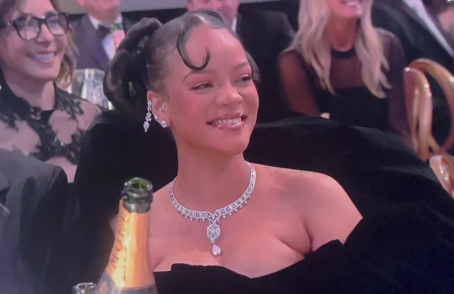 Rihanna no caminó la red carpet de Golden Globes pero deslumbró en Schiaparelli
