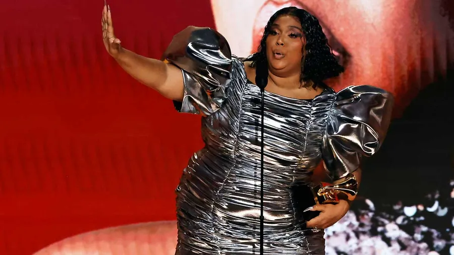 Lizzo rinde emotivas palabras a Beyoncé en su speech de agradecimiento.