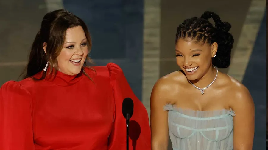 melisa-mccarthy-halle-bailey-sirenita-oscar.jpg