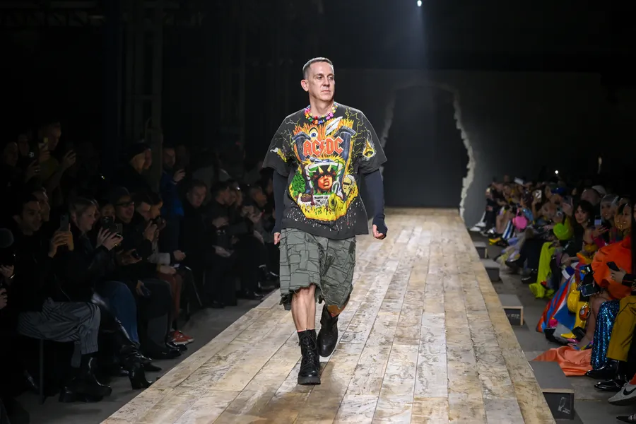 jeremy scott termina contrato se va moschino
