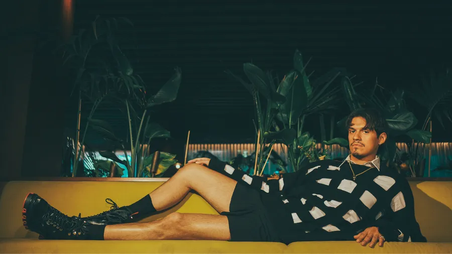 Omar Apollo nos habla sobre su estilo y su deseo de hacer música en español