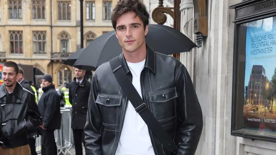 Jacob Elordi tiene una maestría en usar bolsas de lujo y tenemos pruebas