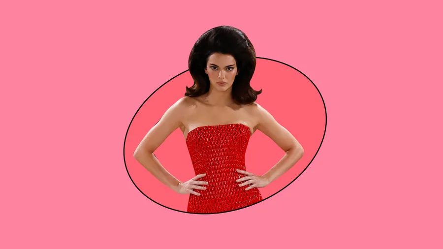 El vestido Schiaparelli de Kendall Jenner estaba hecho de 3,650 uñas falsas.