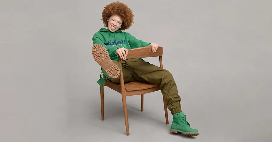 Mujer con botas color verde de Timberland 50 aniversario.