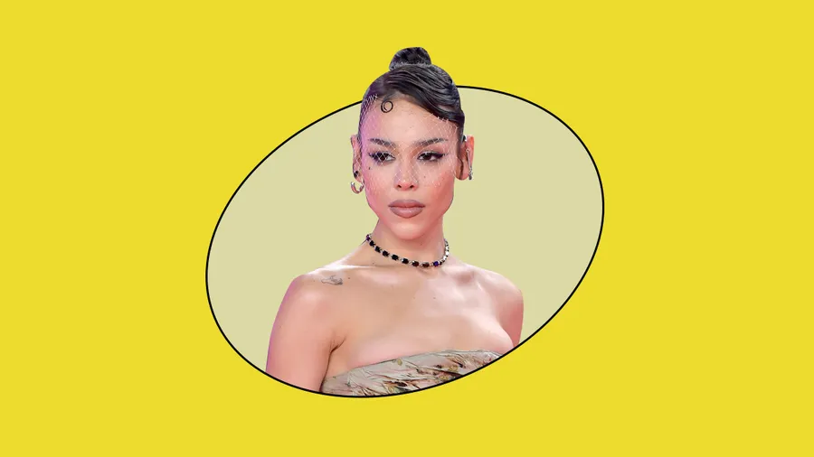 Danna Paola lleva un vestido quemado a la alfombra roja de los Latin Grammy