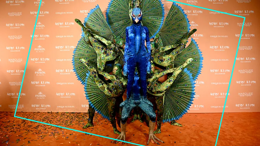 Heidi Klum volvió a superarse al convertirse en un pavo real junto a un grupo de acróbatas.