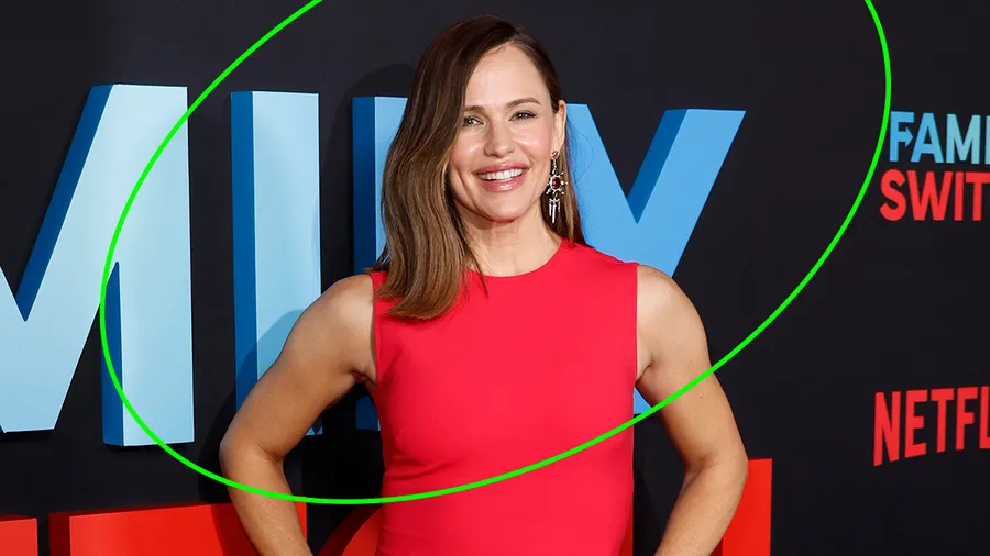 Jennifer Garner cambia sus zapatillas por tenis en la red carpet