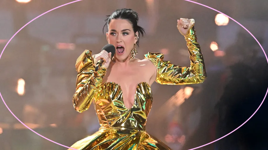 Katy Perry presenta a su hija en público por primera vez durante su concierto.