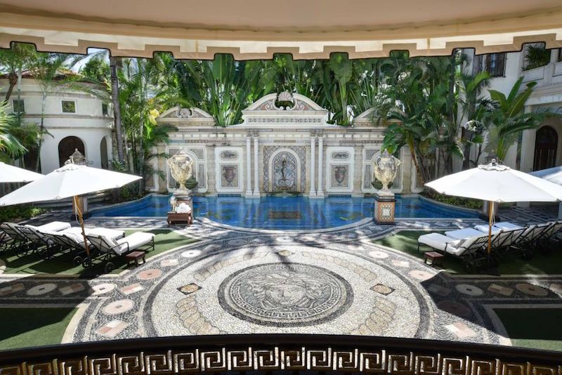 1515500533-khaydenversacemansionpoolloungers-1515097290