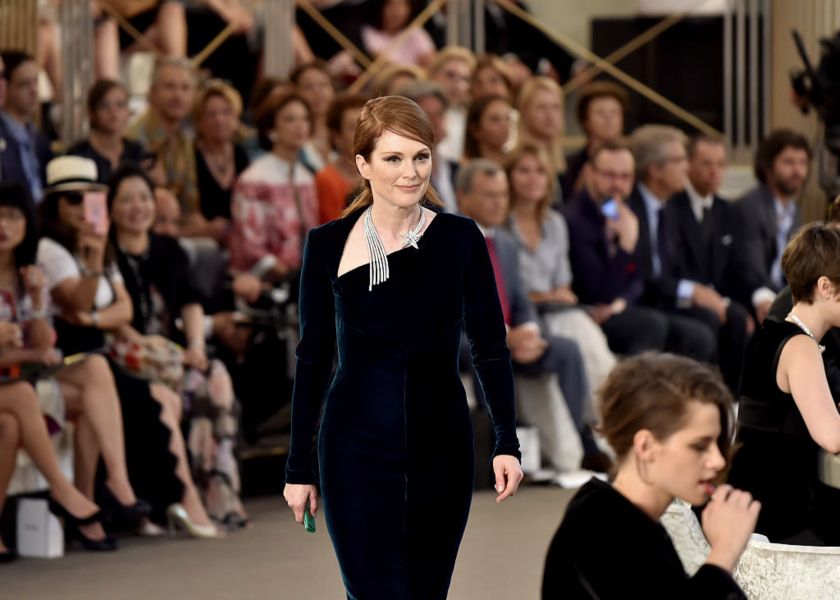 Juliane Moore desfilando para Chanel