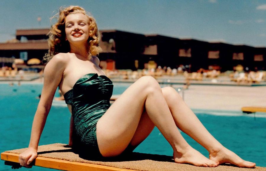 Marilyn Monroe posa en traje de baño.