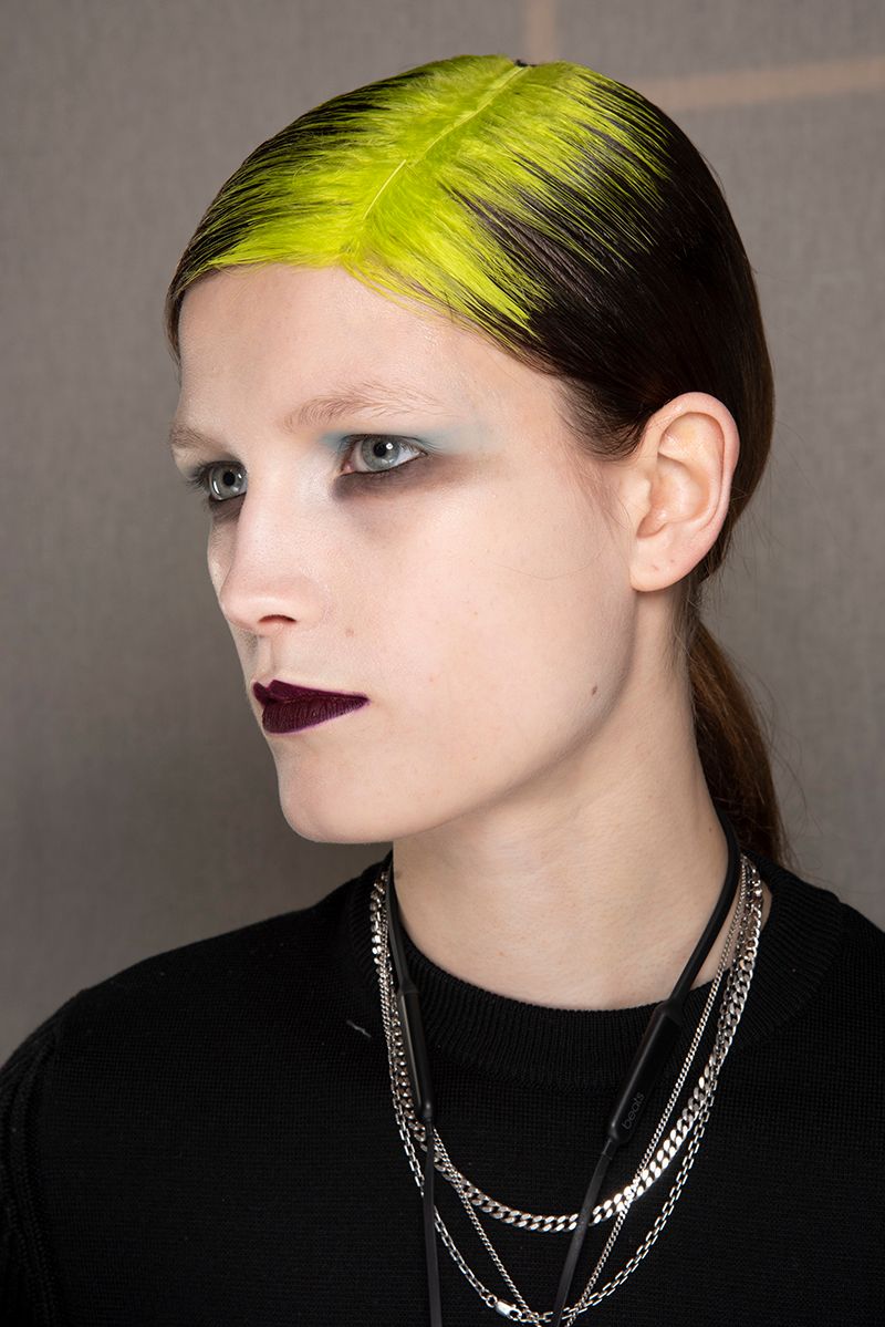 billie eilish-raíz neon-pelo-beauty look-pasarelas-parís-dries van noten-1