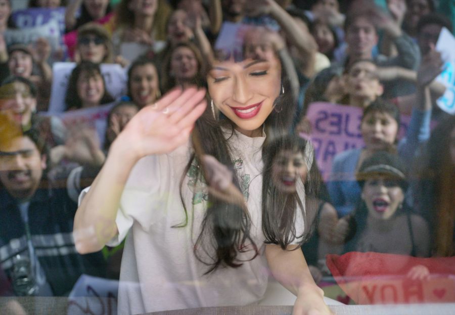Selena_01_00_02_24_00__144164_R.jpg
