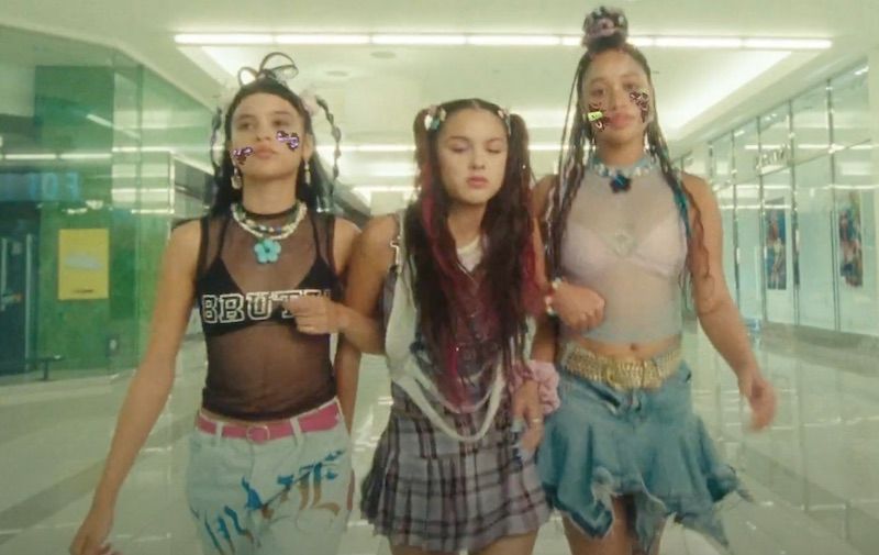 olivia-rodrigo-brutal-video-referencias.jpg