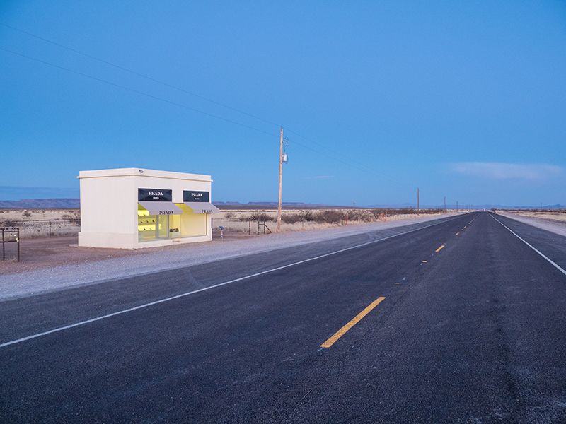Prada Marfa tienda desierto