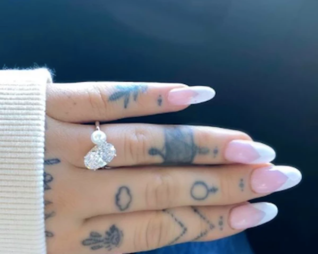 ariana-anillo.png