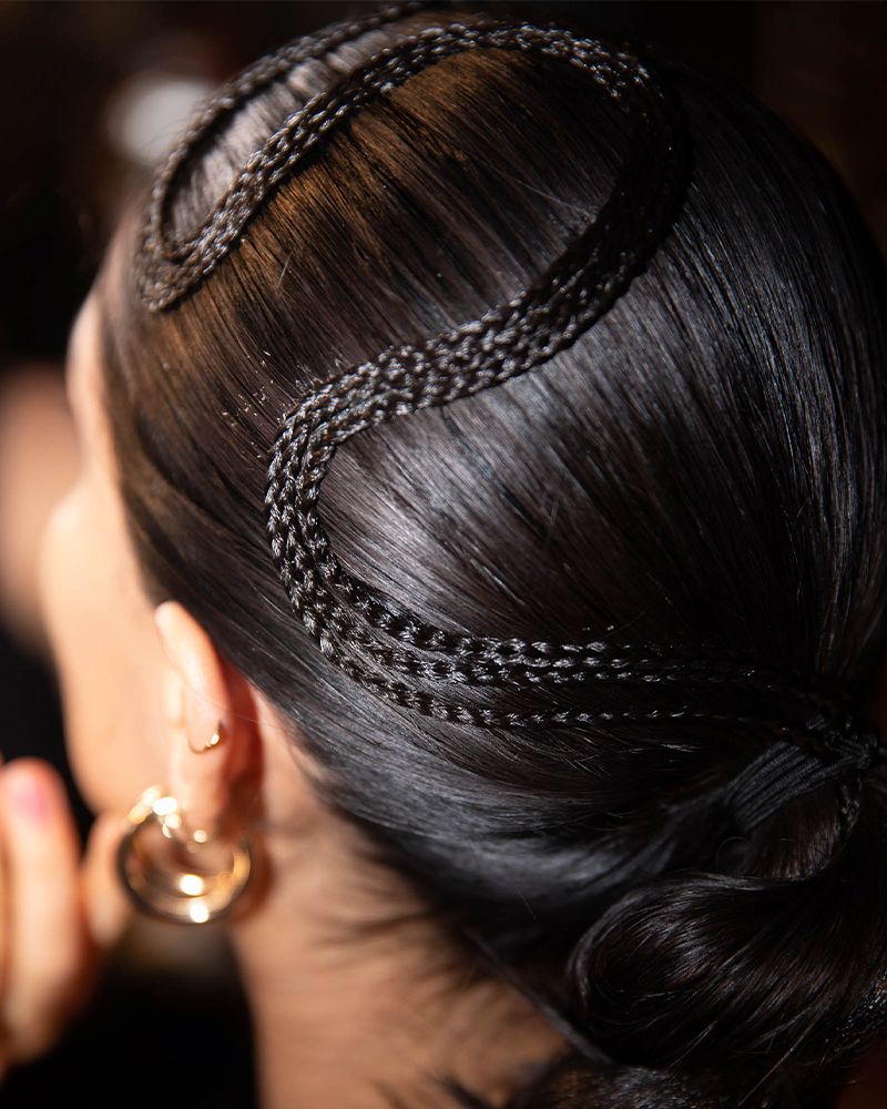 christian-siriano-trenza-en-s-peinado-temporada-pasarela-trenza-dyson-corrale-supersonic-boquilla-look-estilo-elegante-2021.jpg