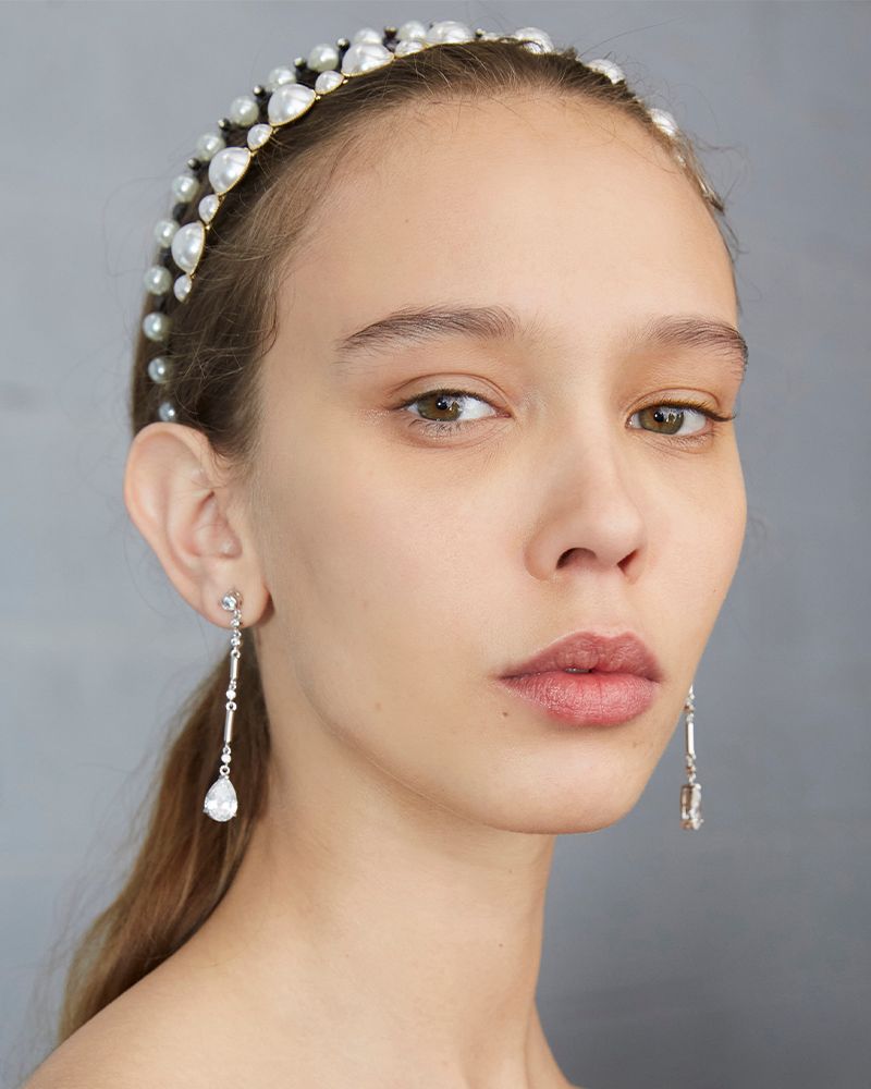 valli-f21-coleta-baja-diadema-peinado-temporada-pasarela-trenza-dyson-corrale-supersonic-boquilla-look-estilo-elegante-2021.jpg