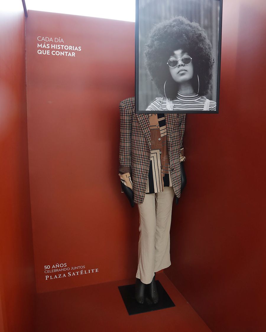 Maniquí en exposición por aniversario de Plaza Satélite