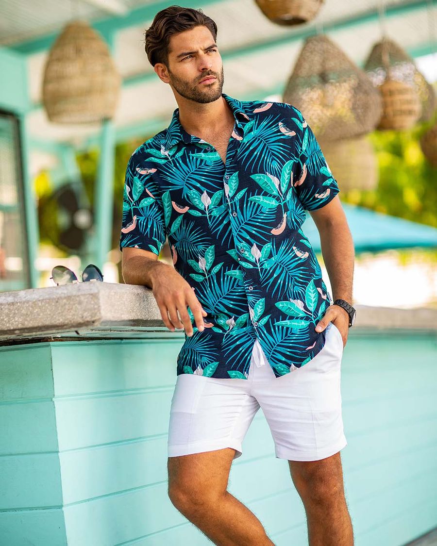 Hombre usando camisa Cubavera estampada