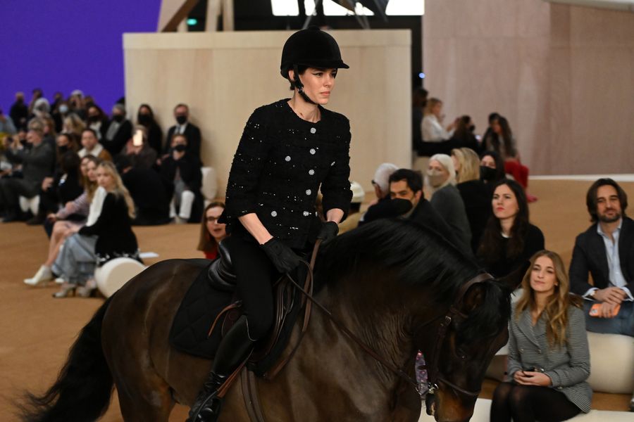 carlota casiraghi chanel caballo