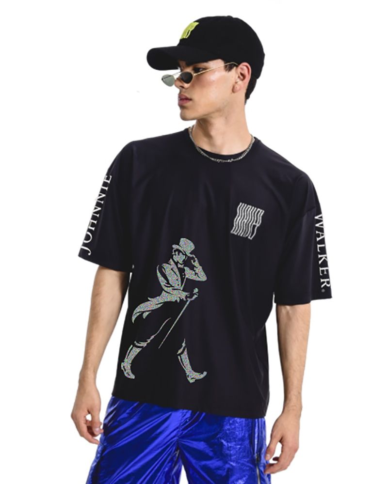 Hombre usando playera negra Johnnie Walker X Wavey
