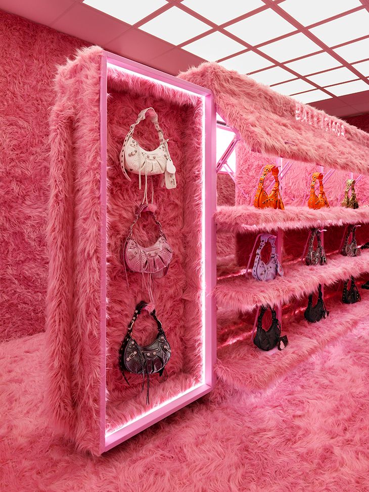 balenciaga tienda peluche rosa cagole