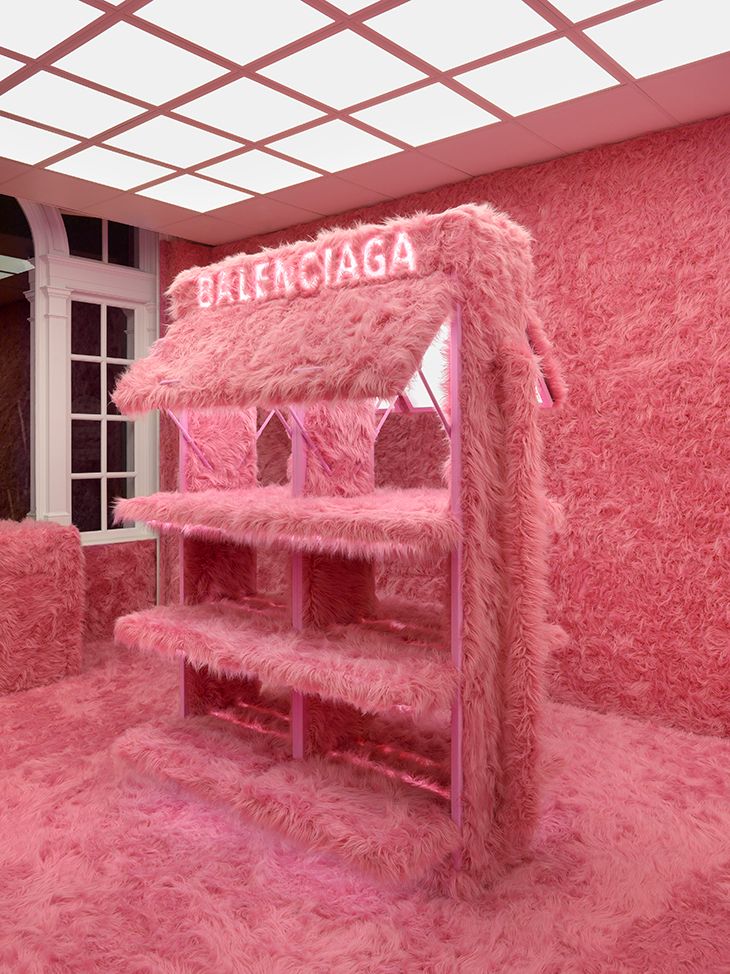 balenciaga tienda peluche rosa cagole