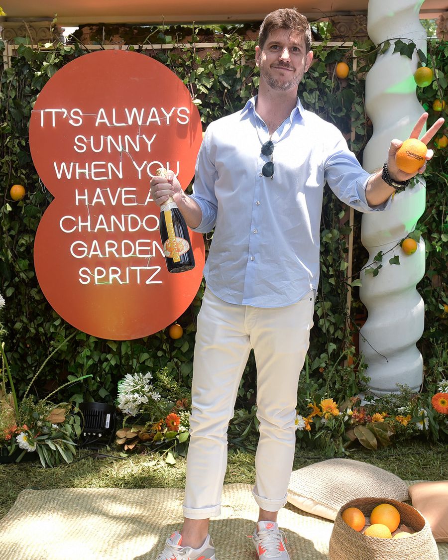 Hombre feliz en evento CHANDON