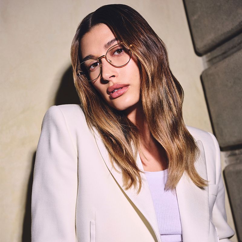 hailey-bieber-vogue-eyewear-colección-lentes-vista-sol-campaña-embajadora-1.jpg