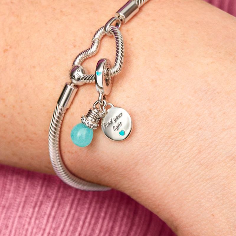Pandora-UNICEF-nuevo-charm-ayuda-jovenes-niños-ONU-dije-Lightbulb-luz-brillo-oscuridad-1.jpg
