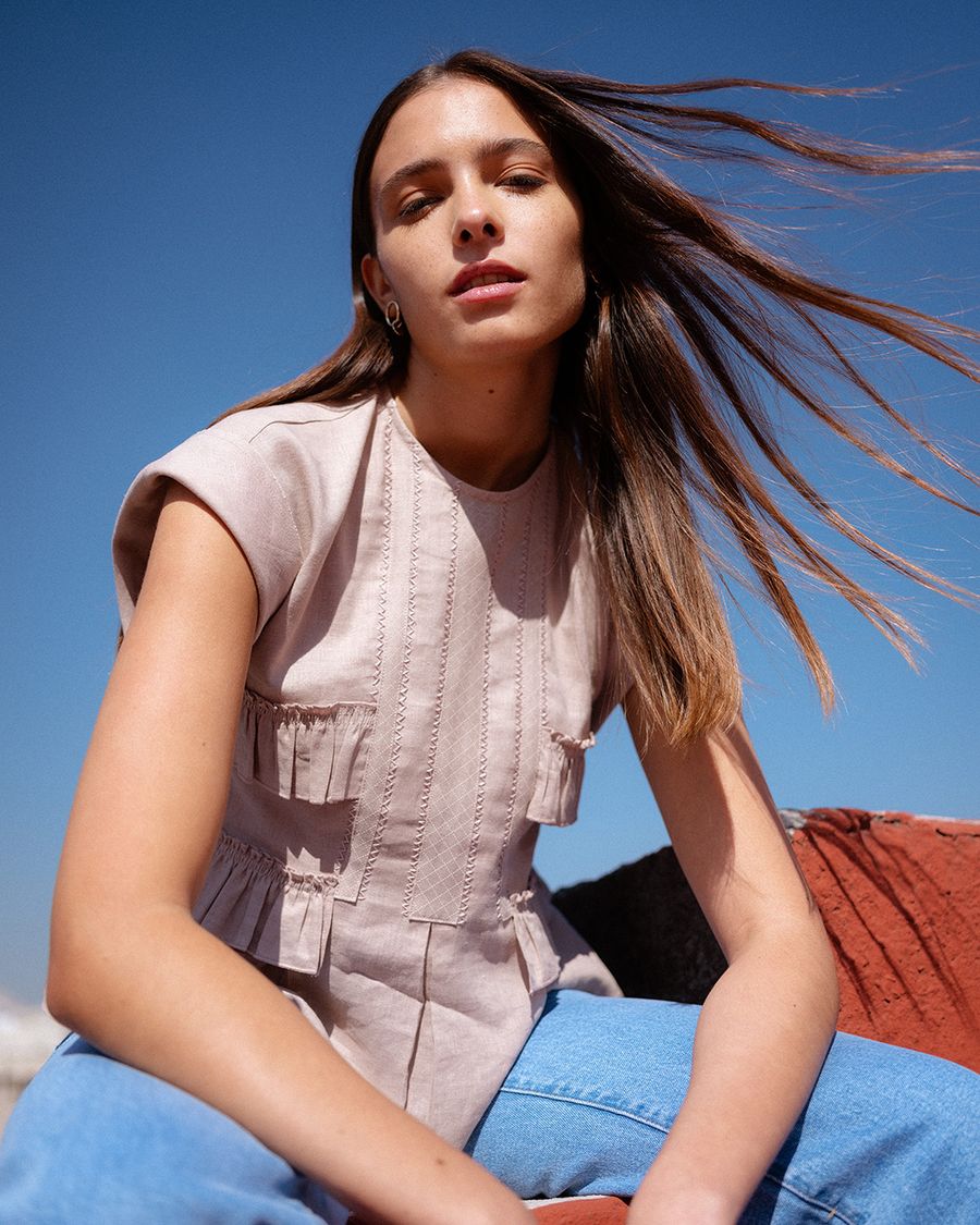 Mujer viste blusa beige Yakampot for Map