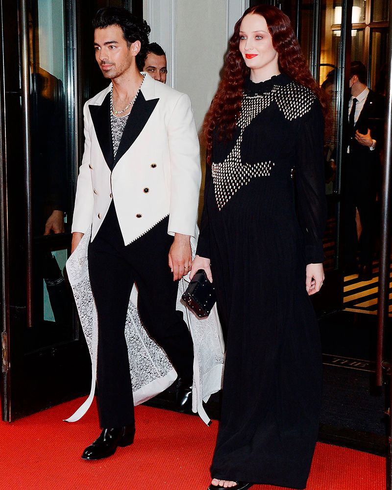 joe-sophie-jonas-clan-louis-vuitton-met-gala-2022-gilded-glamour.jpg