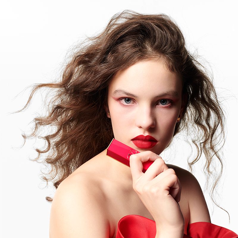 valentino-sorprende-mexico-primera-linea-maquillaje-couture-1.jpg