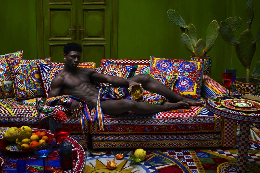 dolce-gabbana-estrena-su-primera-linea-para-el-hogar-junto-con-machine-gun-kelly-3.jpg