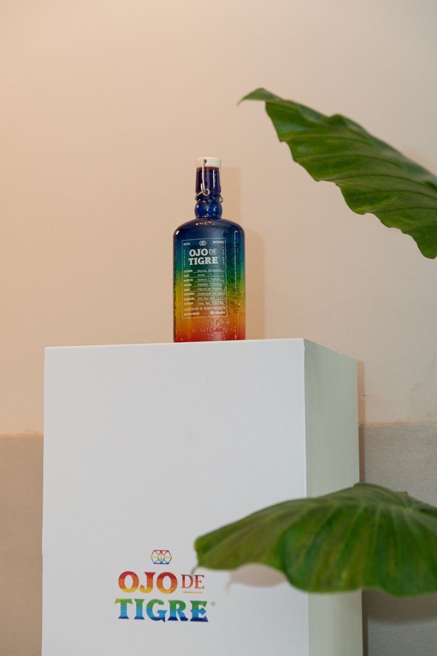 ojo-de-tigre-presenta-una-nueva-edicion-pride-de-su-mezcal-artesanal-1.jpg